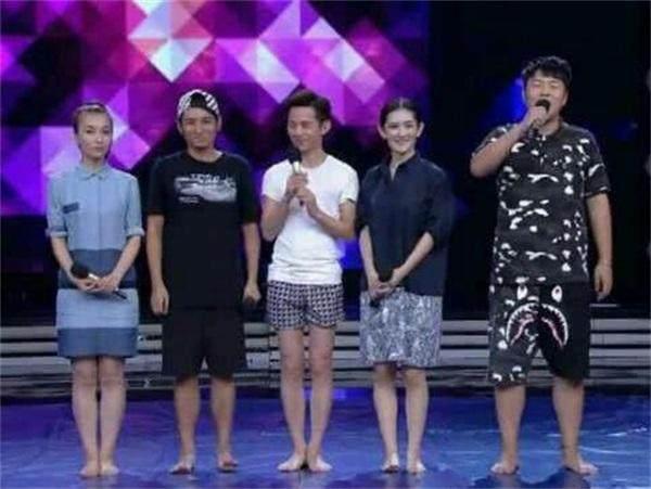 挠光脚明星脚心,揭秘明星足部保养之道