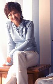 影视明星李静,影视界的璀璨明星，魅力与才华并重